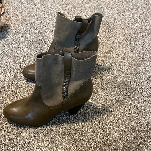 Jessica Simpson Green Ankle Booties with Chelsea Design - Picture 4 of 10